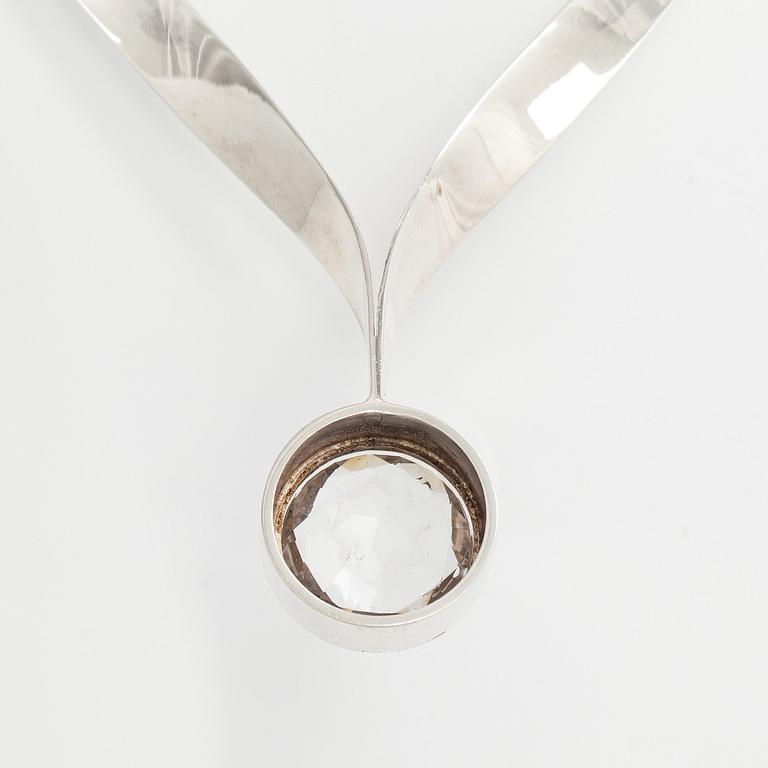 Kaulaketju ja rannekoru, viistehiotut vuorikristallit, hopeaa, Kaunis Koru 1972.