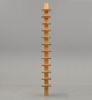 HYLLA. "Pilaster", John Kandell, Källemo AB Värnamo. 1900-talets slut.
