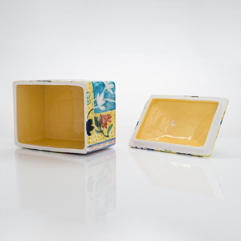 Dorrit von Fieandt, a porcelain box signed DvF ARABIA.