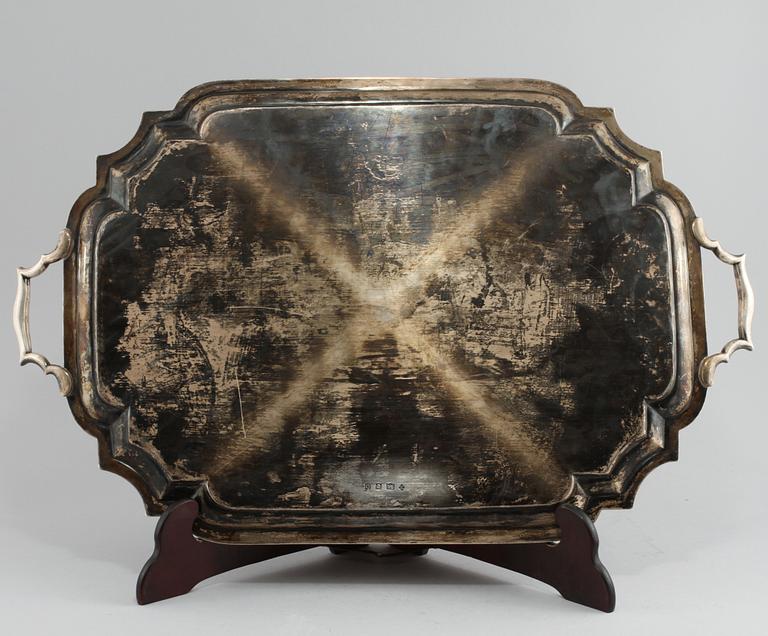 BRICKA, silver, troligen William Lister & Sons, London, 1919. Vikt ca 3500 g.