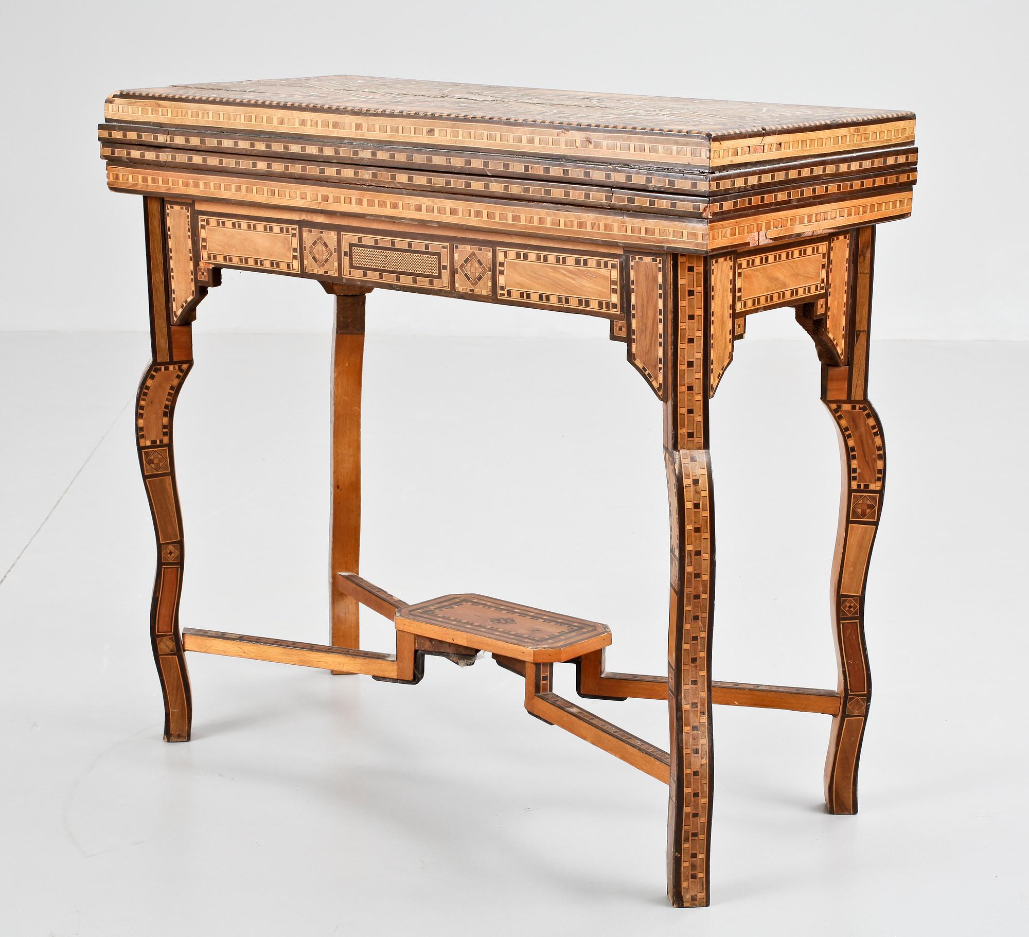 SPELBORD, orientaliskt, 1900-talets första hälft.