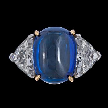 RING, Bulgari, cabochonslipad blå safir, 9.03 ct med trangelslipade diamanter, tot. 3.52 ct.