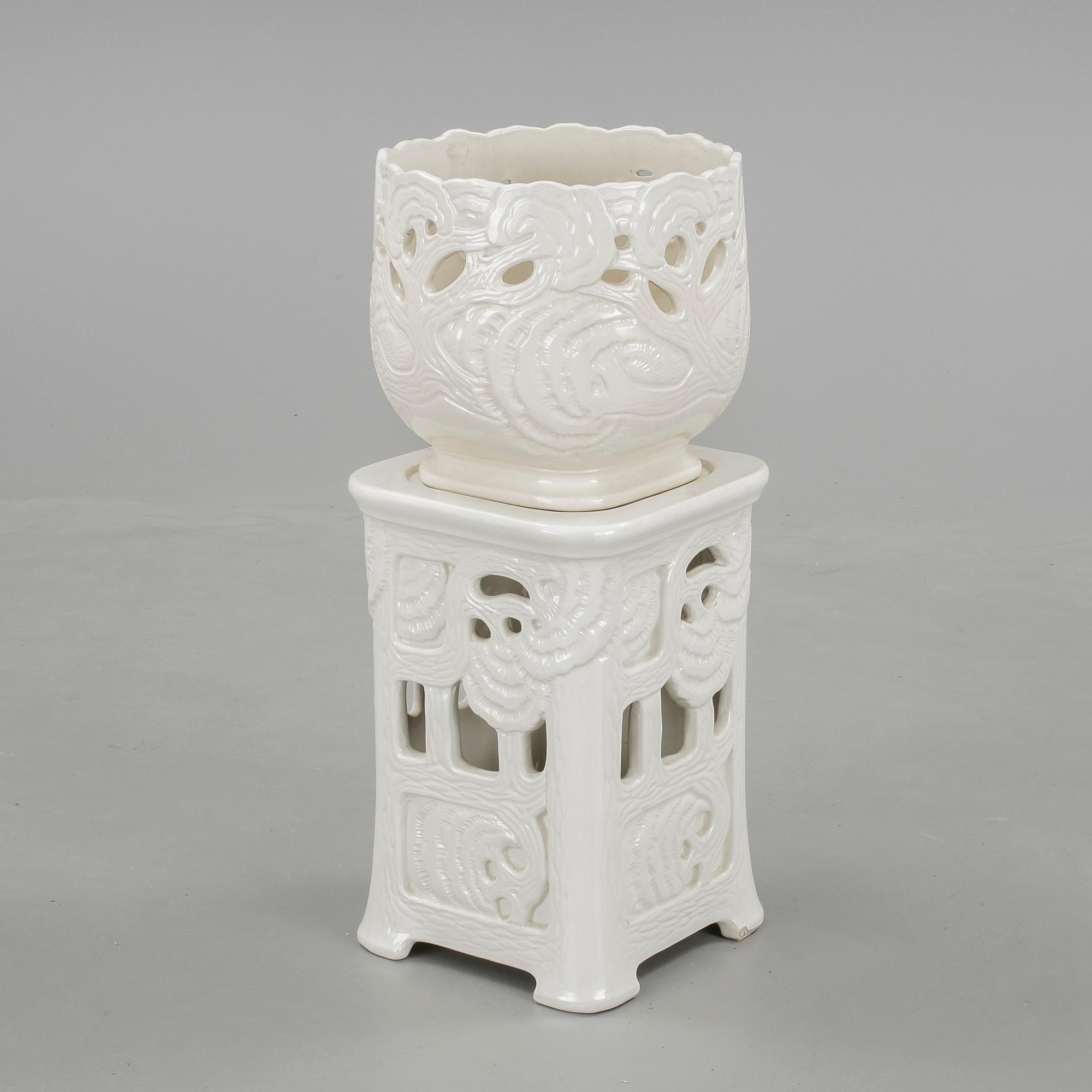 PIEDESTAL med YTTERFODER, flintgods, jugend, Alf Wallander, Rörstrand, omkring 1900.