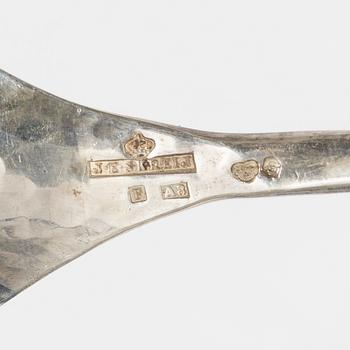 Eric Råström, lockskål, silver, Stockholm 1917, samt sked, J E Skreij, Falun 1927.