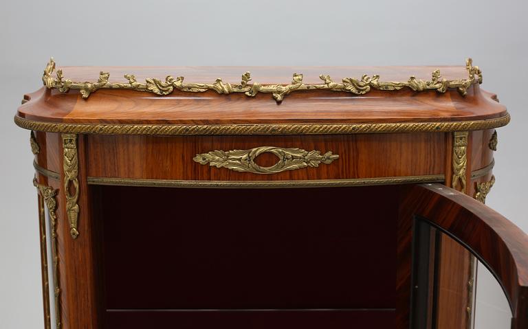 VITRINSKÅP, Louis XVI-stil, A.B G Lidner Hälsingborg, omkring 1900-talets mitt.