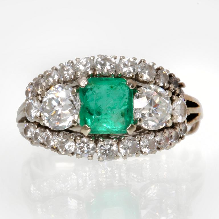Ring 18K vitguld med 1 smaragd och gammalslipade briljanter och briljanter ca 1 ct.