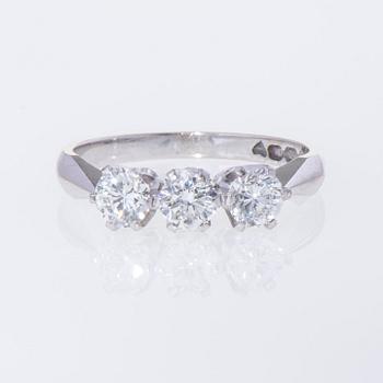 RING, 18K vitguld, briljantslipade diamanter. Westerback 1981. Vikt ca 2,8 g.