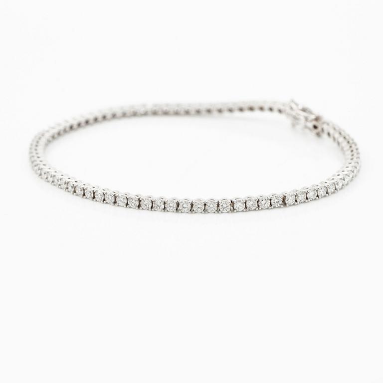 Tennis bracelet 18K white gold with round brilliant-cut diamonds.