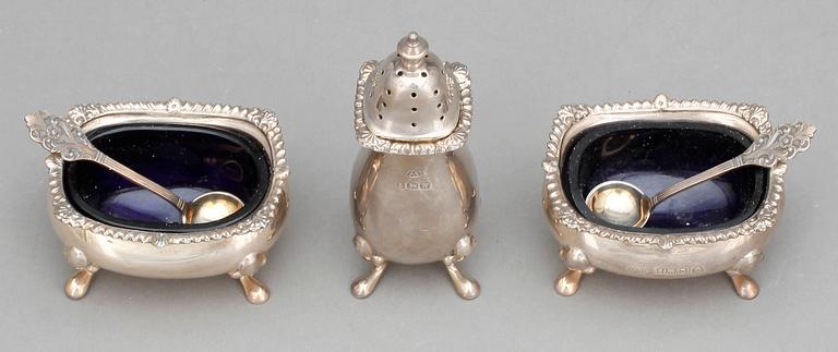 SALTKAR, ett par, samt STRÖARE. Silver, Adie Brothers Ltd., Birmingham, 1900-tal. Tot ca 95 g.