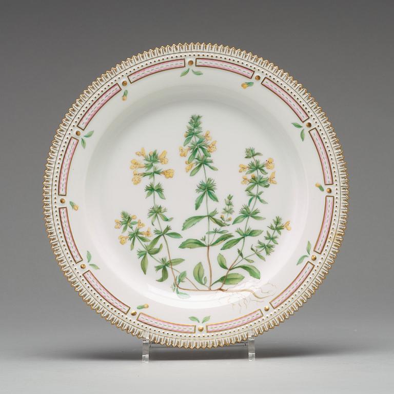 TALLRIKAR/FAT,  åtta stycken, porslin. "Flora Danica", Kungl. Dansk, 1900-tal.