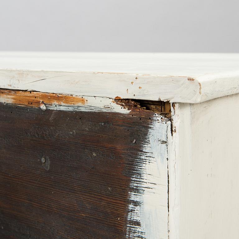 A mid 18th Century chest of drawers.