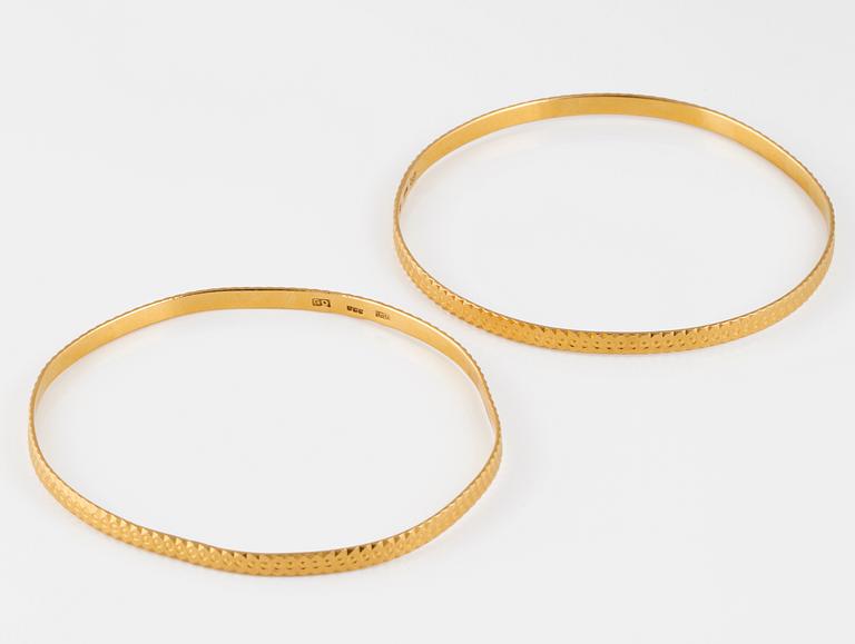 ARMRINGAR, 2 st, 18K guld, utländska stämplar. Vikt 20,4 gram.