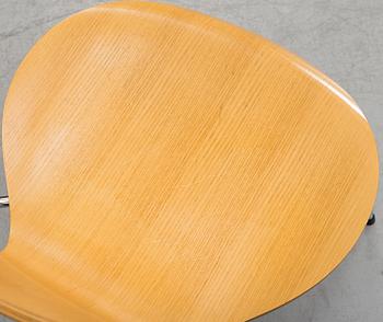 ARNE JACOBSEN, a pair of 'Series 7' chairs from Fritz Hansen, Denmark 1999.