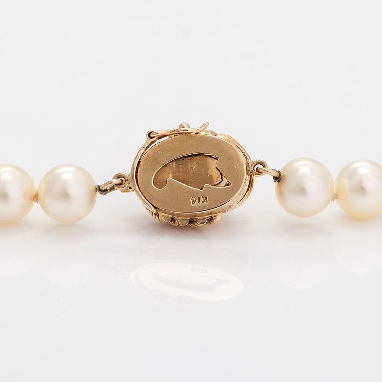 A cultured pearl necklace and bracelet, clasp in 14K gold.