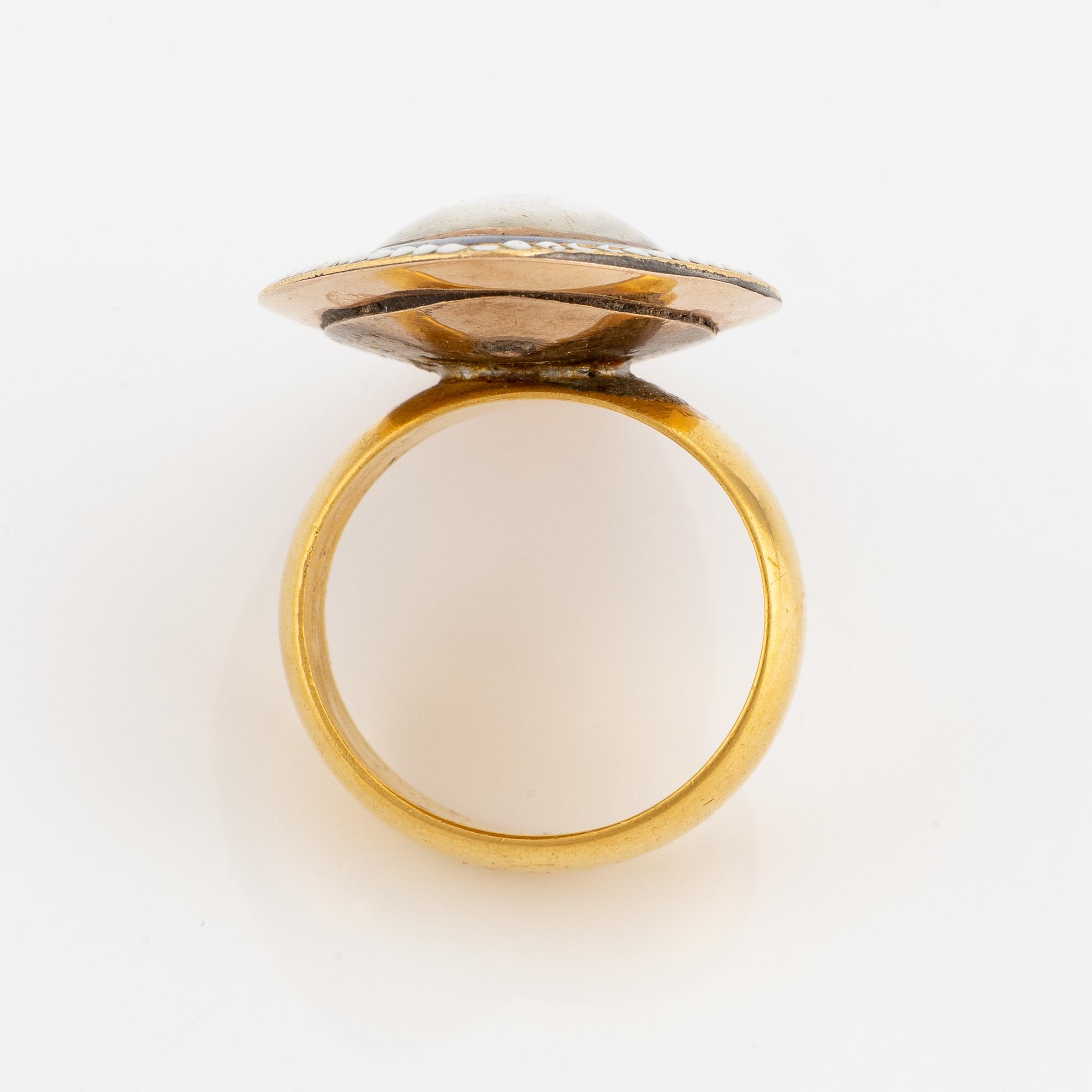 Ring, "memento mori"/mourning ring, gold, navette-shaped with blue and white enamel featuring sepia painting. Late 18th/19th century.