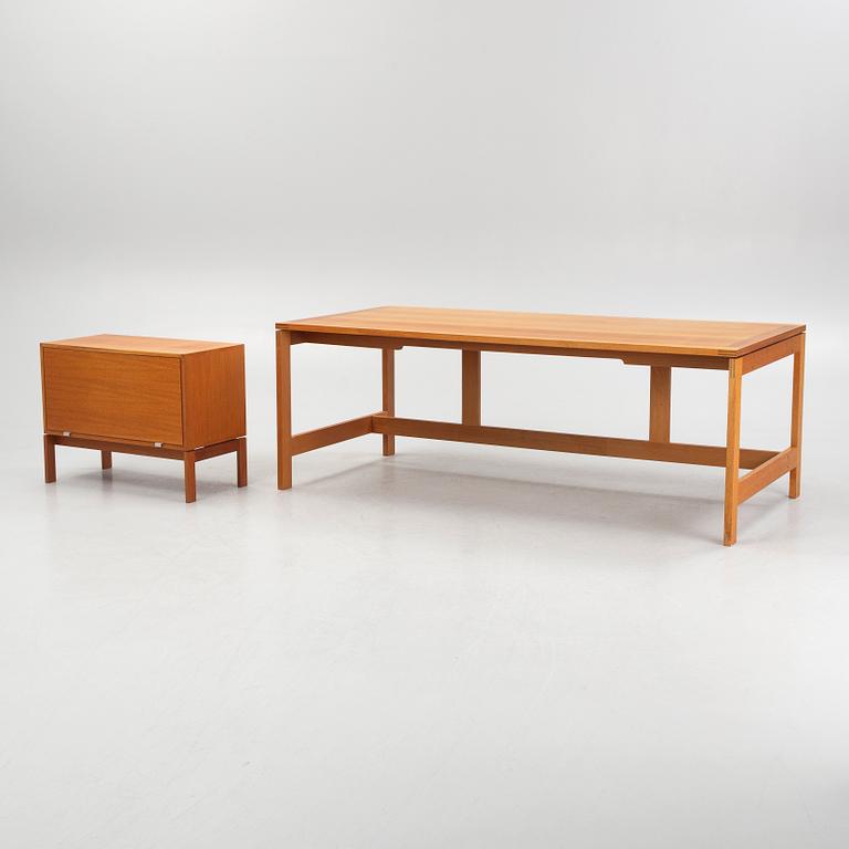 Henning Jensen and Torben Valeur, Desk with pedestal, M40 series, Fritz Hansen, second half of the 20th century.