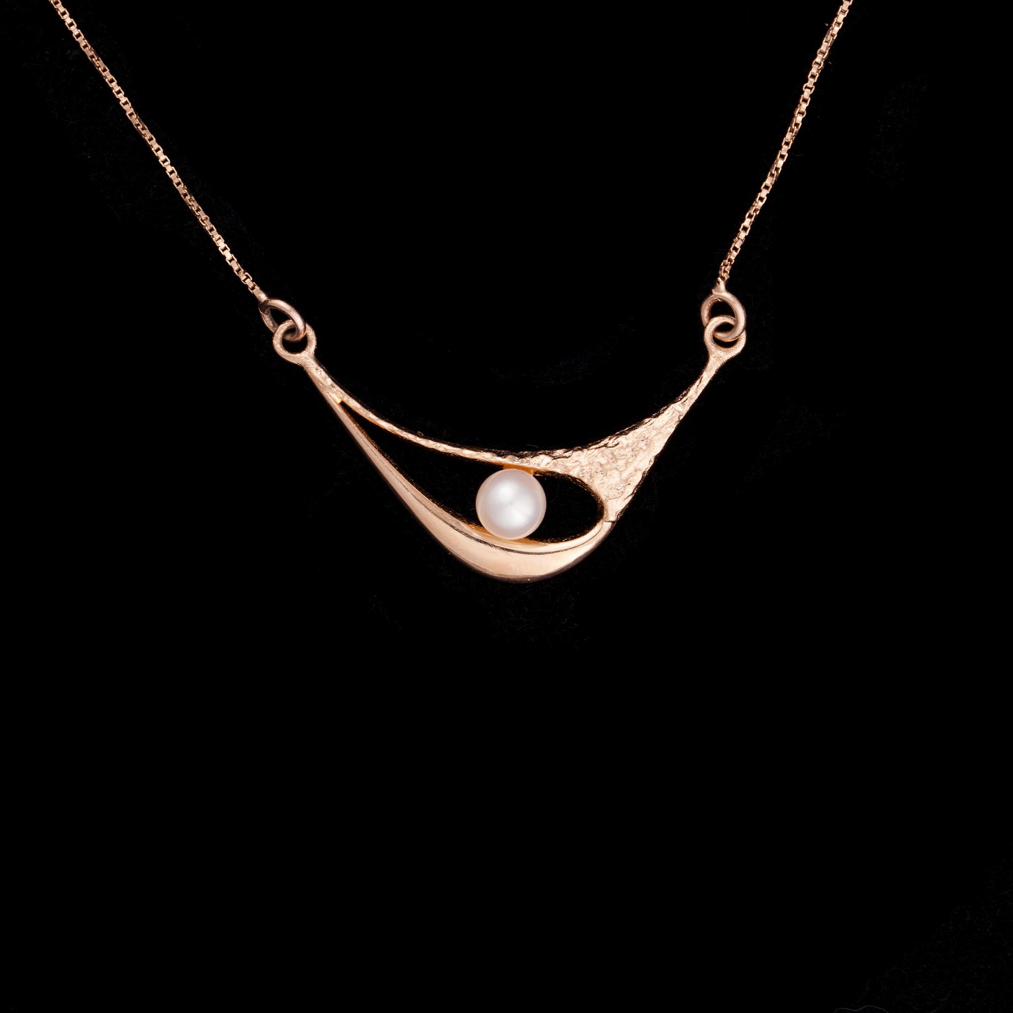 HALSSMYCKE, 14K guld, pärla. Vikt ca 2,3 g.