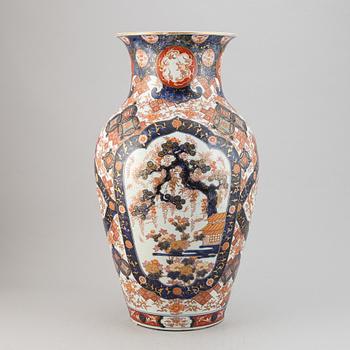 A large imari porcelain vase, Japan, Meiji (1868-1912).