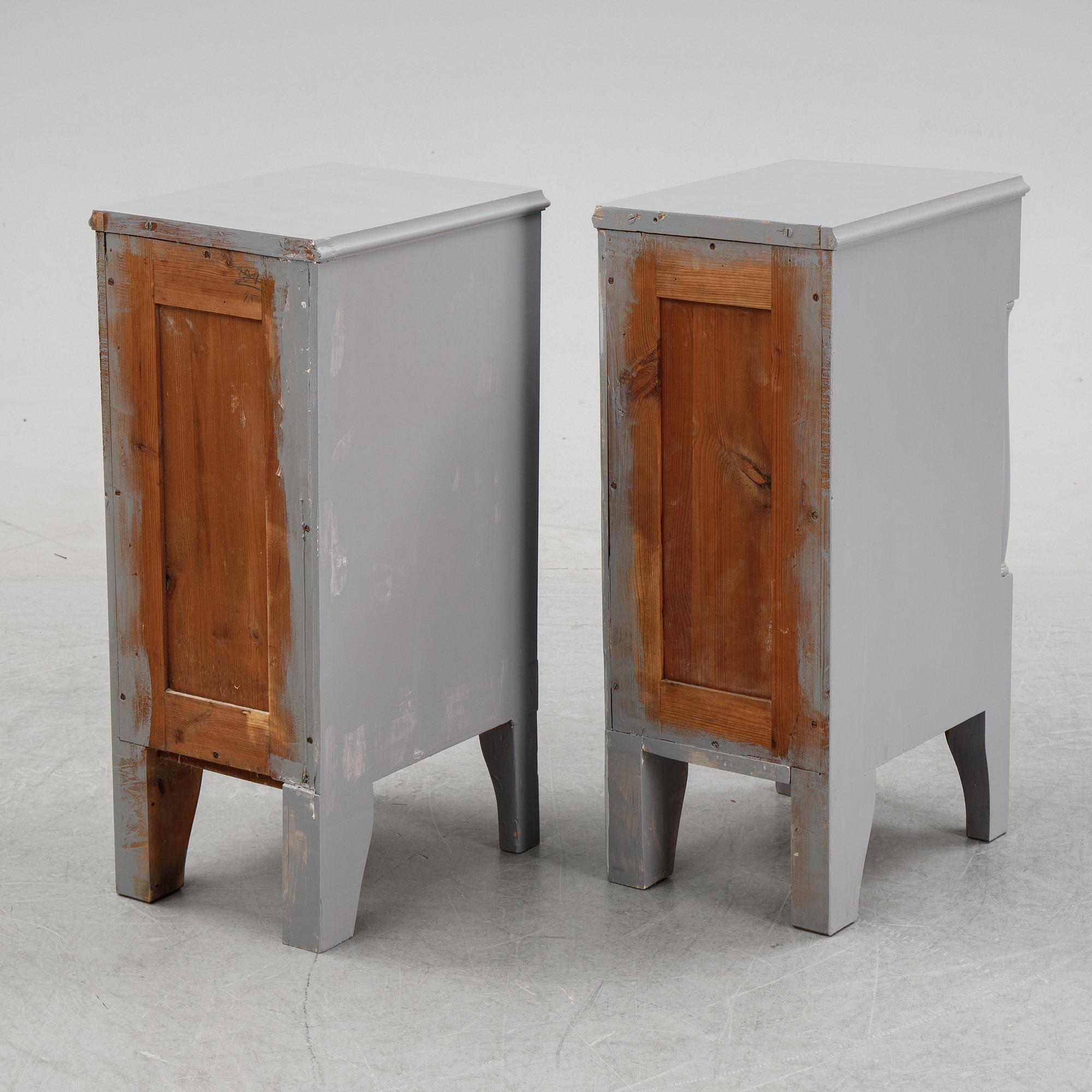 A pair of painted bedside tables stands. First half of the 20th century.