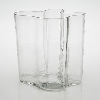 Alvar Aalto, A glass vase 3031, signed Alvar Aalto.