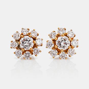 734. A pair of brilliant-cut diamond earrings. Total carat weight 2.22 cts.