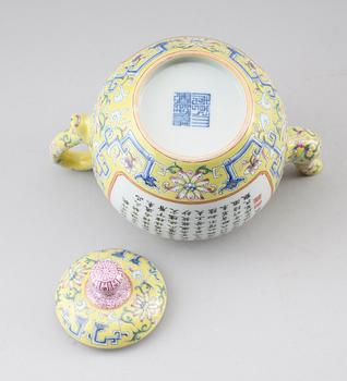 TEKANNA, porslin, Kina, sannolikt 1900-tal.