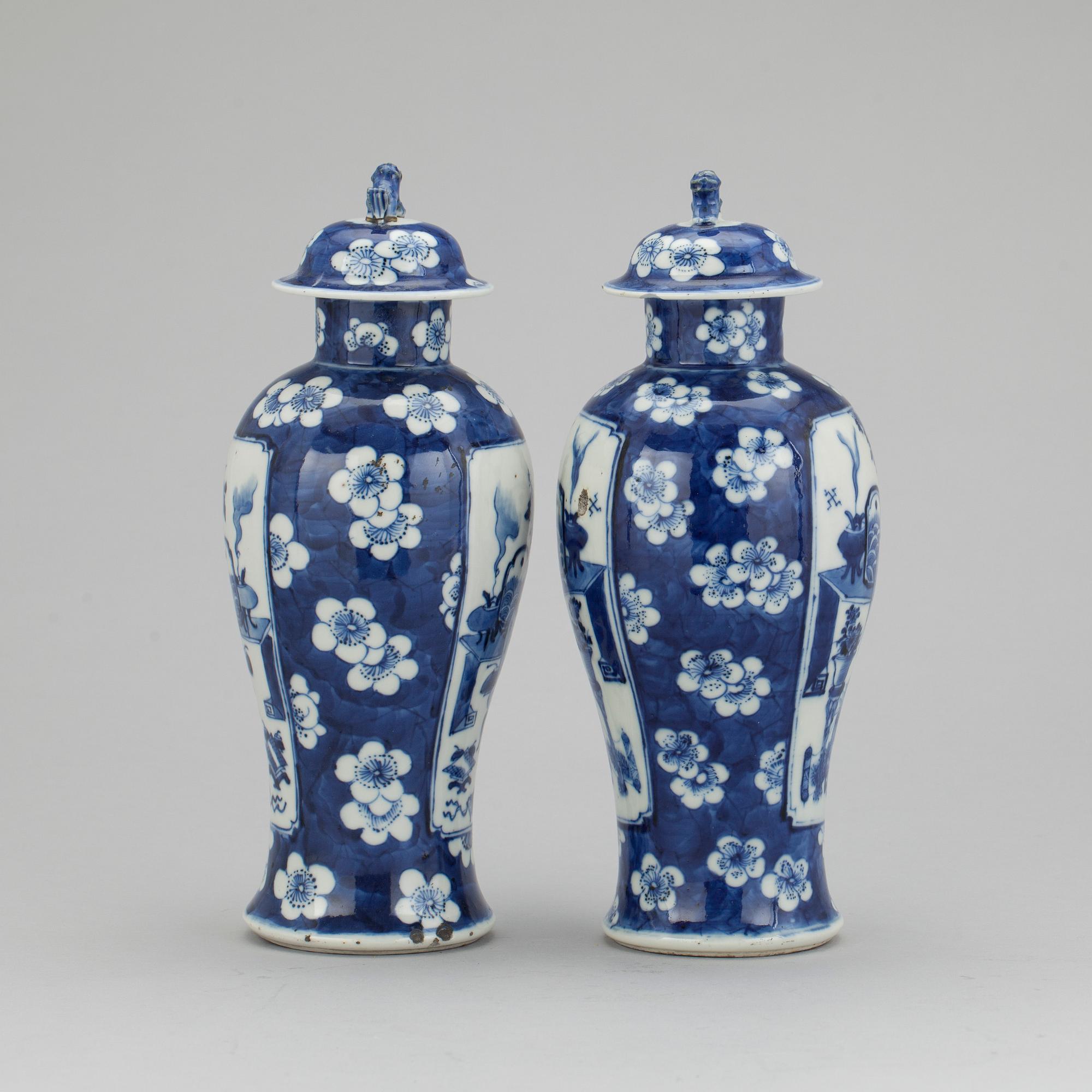 URNOR, ett par, porslin, Kina 1800-/1900-tal.