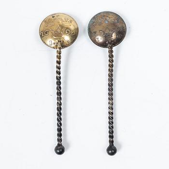 Saltkar, ett par, samt ströare, 5 st, silver, bl a C.G. Hallberg Stockholm 1918.