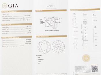 RING, med briljantslipad diamant 1.35 ct samt små briljantslipade diamanter.