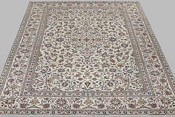 A carpet, Kashan, ca 345 x 238 cm.