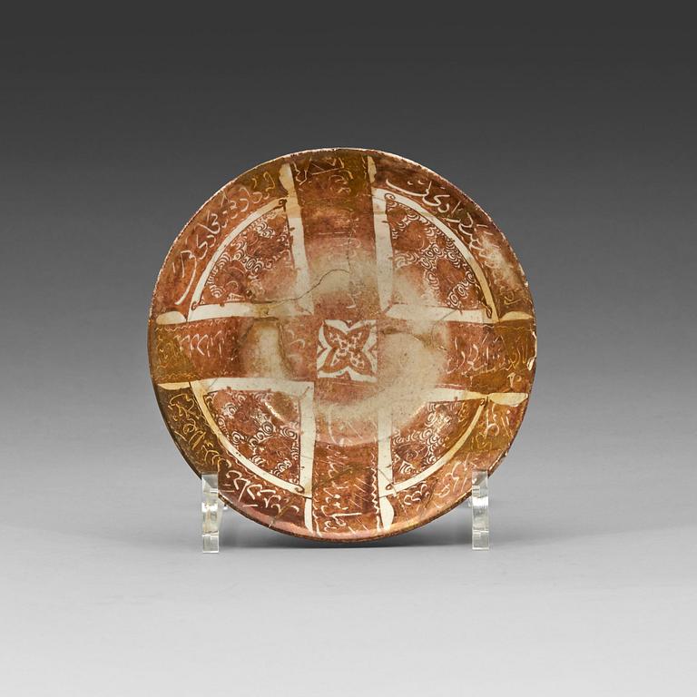 BOWL. Pottery with a lustre decor. "Kashan style", Iran 13th century. Diameter 14,8-15 cm.