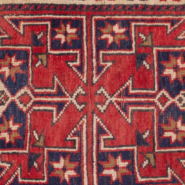 A rug, a semi-antique Anatolian, ca 131-133 x 75,5-78,5 cm (as well as 1 cm flat weave at one end).