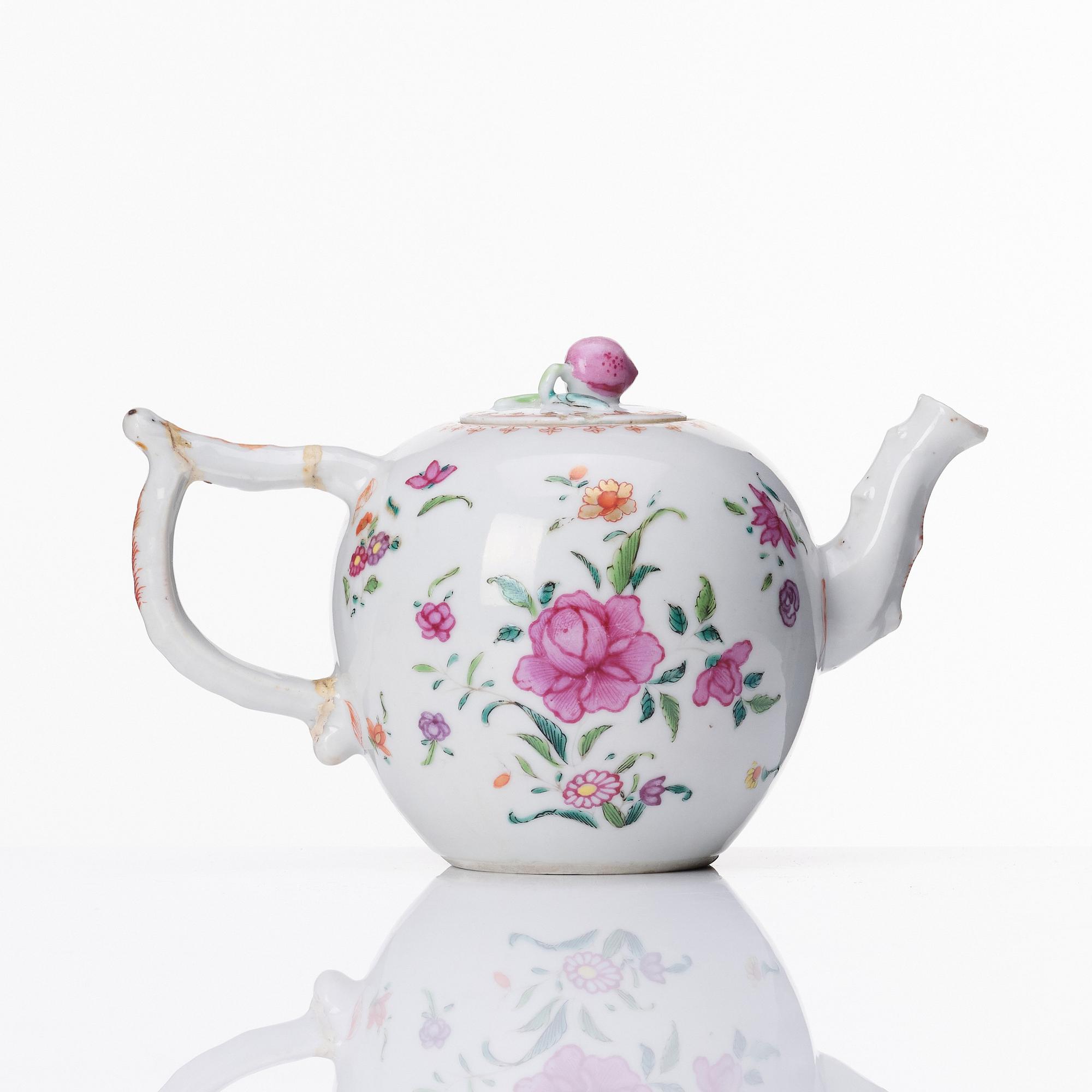 A famille rose teapot, Qing dynasty, Qianlong (1736-95).
