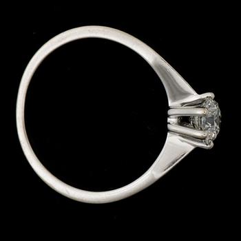 RING, 18k vitguld med briljantslipad diamant ca0,72ct enl gravyr. 2000-tal. Vikt 4g.