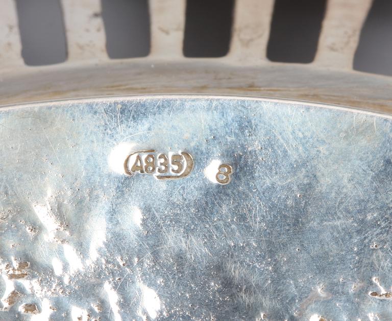 FAT SAMT SOCKERSKÅL OCH GRÄDDKANNA, silver, rokokostil, bla GEWE, 1900-tal.