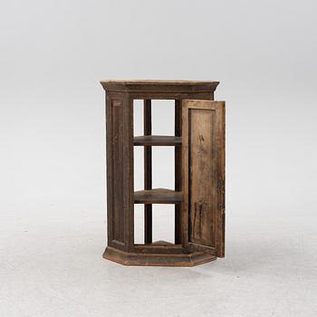 A painted corner cabinet, presumably from Österbotten, Finland, 18th/19th Century.