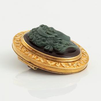 An 18K gold and hard stone cameo, 19th century.