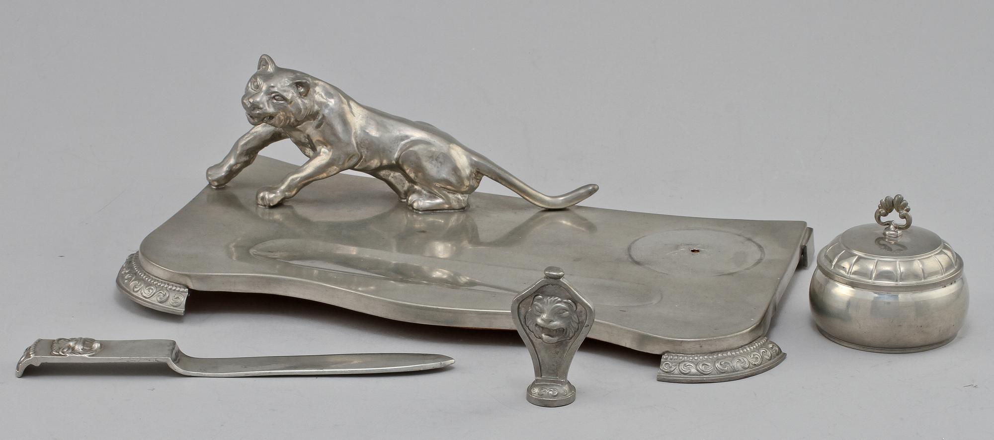 SKRIVBORDSUPPSATS, 4 delar, tenn, 1940.