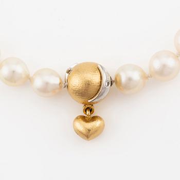 Ole Lynggaard necklace with cultured pearls, clasp and pendant in 18K and 14K gold, and round brilliant-cut diamonds.