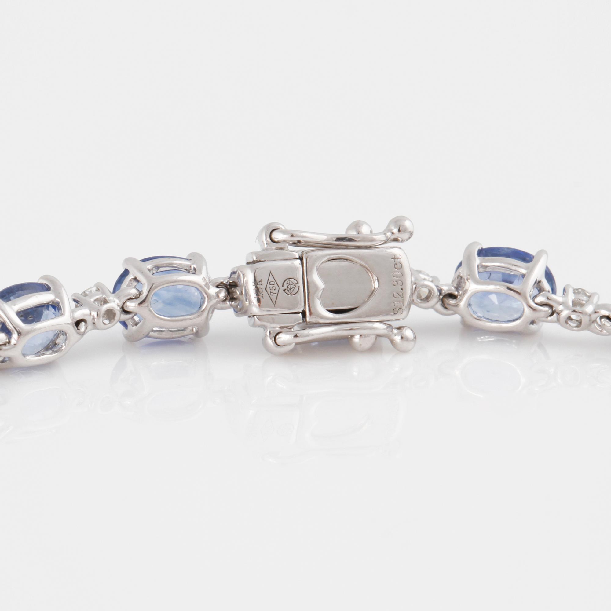 ARMBAND, med fasettslipade blå safirer ca 12.30 ct och briljantslipade diamanter ca 0.50 ct.