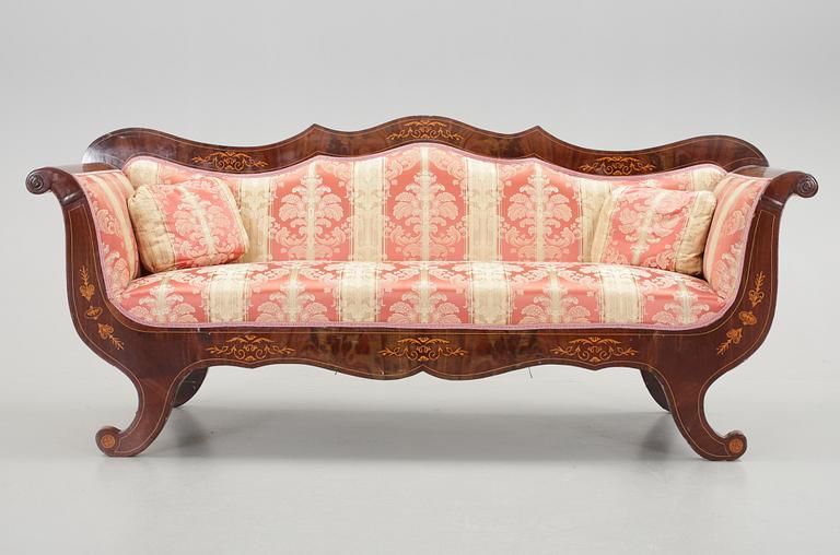 SOFFA med SOFFBORD, Karl Johanstil, omkring 1900.