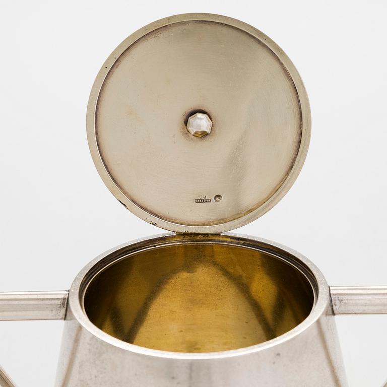 K. Fabergé, a silver sugar bowl and cream jug, Imperial Warrant mark, Moscow ca. 1913.