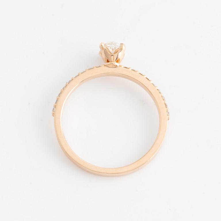 Ring in 14K gold with an oval brilliant-cut diamond.