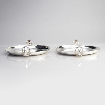 Carl Fredrik Carlman, och Guldsmedsaktiebolaget, fat/brickor, två stycken, silver, Stockholm 1939.