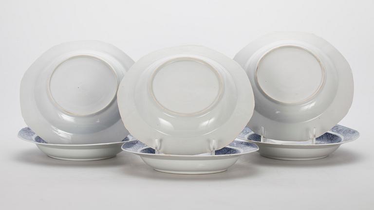 TALLRIKAR, 6 st, porslin, Kina. Qianlongstil, 1900-tal.