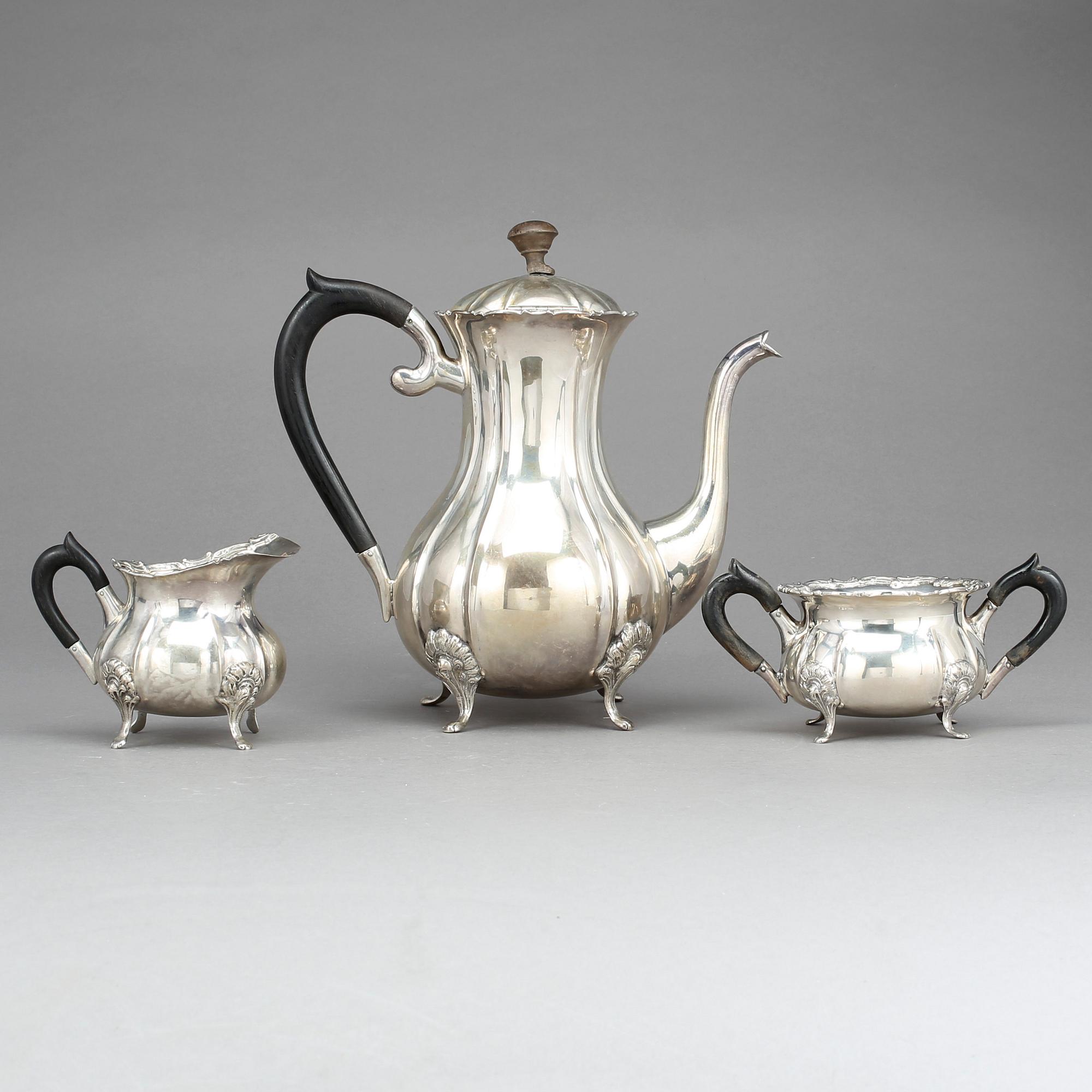 KAFFESERVIS, 3 delar, silver, rokokostil, Tyskland, svenska importstämplar, 1900-talets första hälft. Vikt ca 1205g.