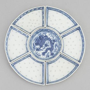 A set of seven Chinese blue and white "rice grain" porcelain cabaret dishes, late Qing dynasty around the year 1900.