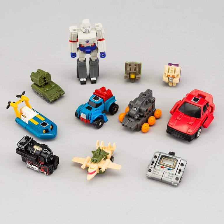 A lot of 45 Transformers robots from Hasbro 1980/90s.