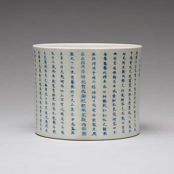 A blue and white brush pot, Qing dynasty.