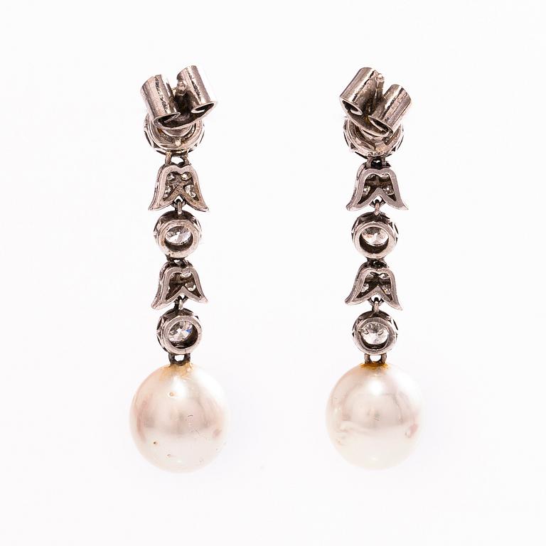 A pair of 18K white gold earrings with cultivated pearls and diamonds ca. 1 ct in total.